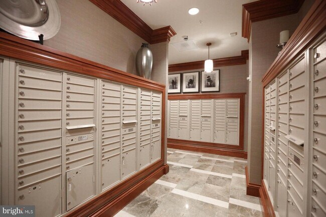 Building Photo - 8220 Crestwood Heights Dr