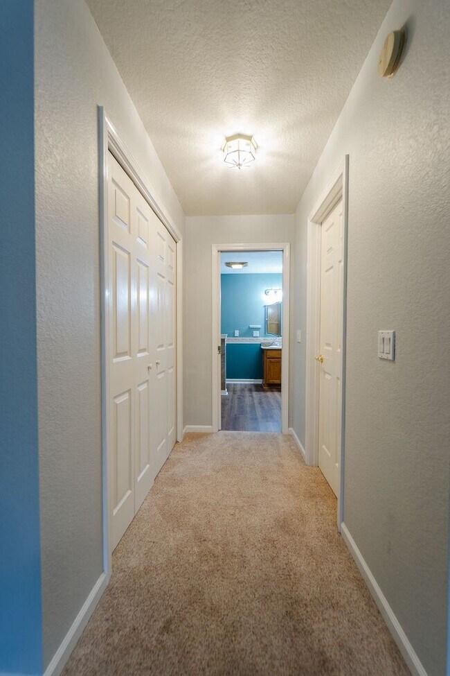 Building Photo - Charming 3 bedroom, 2 bathroom located in the picturesque Hot Springs Village