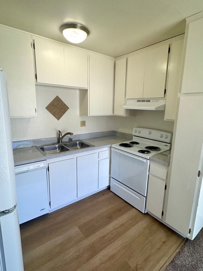 Building Photo - Spacious Upstairs Two-Bedroom 1 & 1/2 Bath...