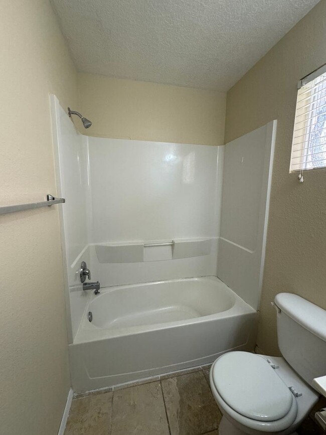 Building Photo - 3 bed 2 bath home