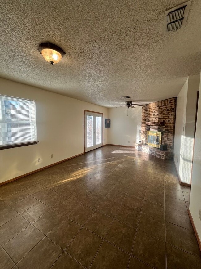 Building Photo - Townhouse with Garage!