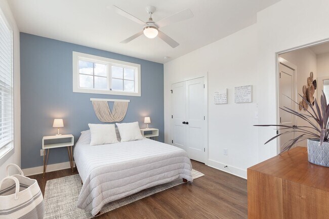 Building Photo - Stylish End-Unit Townhome Minutes From Gra...