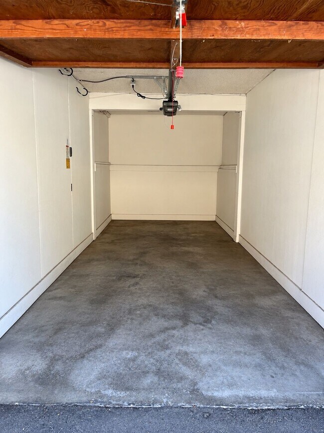 Building Photo - 820 Villa Ln