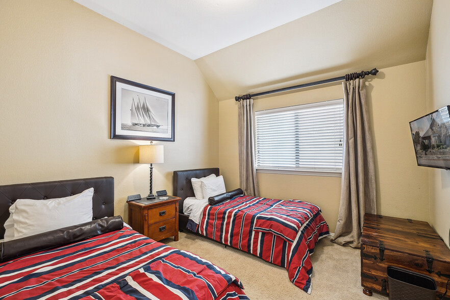 Upstairs bedroom - 5925 Pedernales Rdg