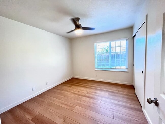 Building Photo - Updated and Move-In Ready 3BD/2BA, Single-...