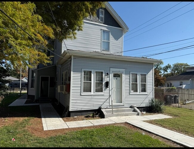 Building Photo - 931 SE 8th St