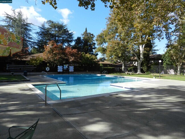 Building Photo - 5519 Roundtree Dr