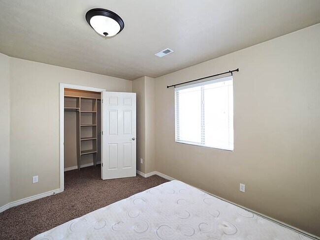 Building Photo - Perfect Town Home in Eagle Mountain