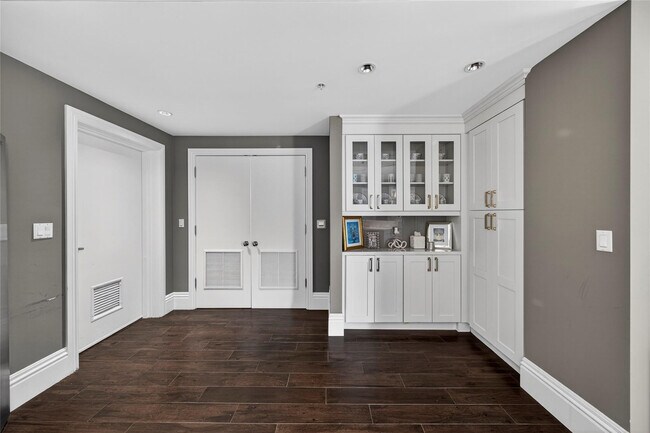 Building Photo - 455 E Palmetto Park Rd