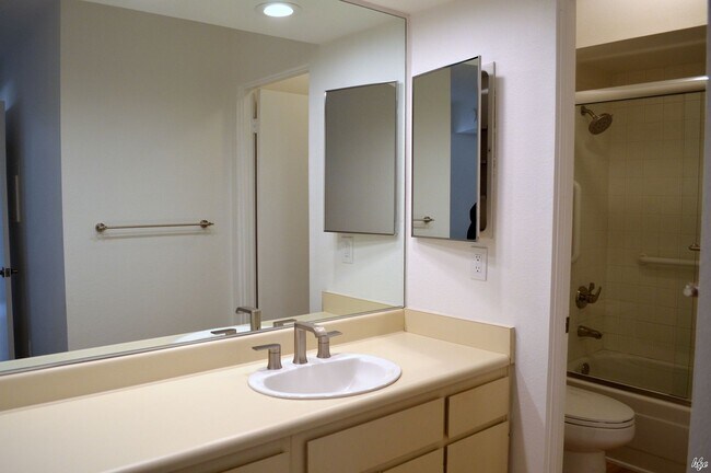 Building Photo - Canyon Granada,Unfurnished,Long Term