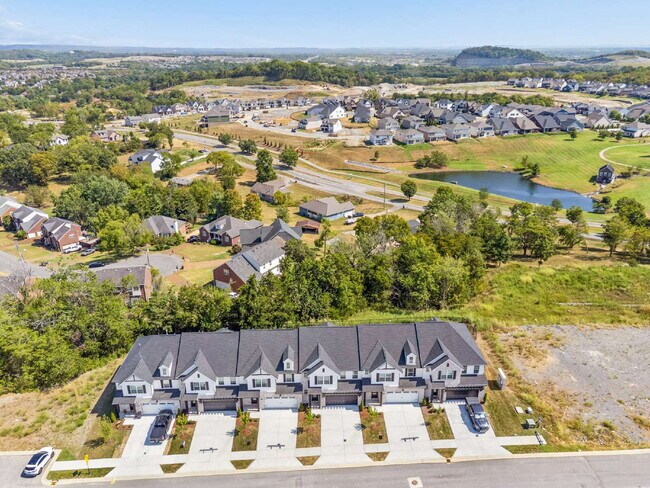 Building Photo - "Charming 3-Bed Townhouse Retreat with 2.5 Baths in Hendersonville's Heart!"