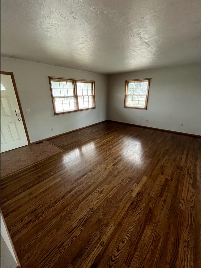 Building Photo - Conveniently Located 3-Bedroom with Walk-O...