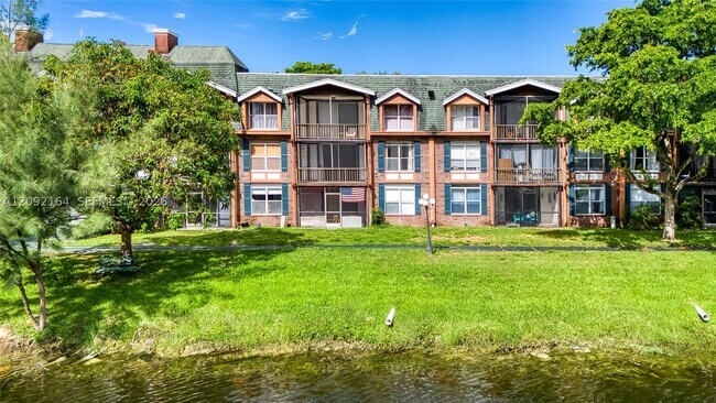 Building Photo - 3670 Inverrary Dr