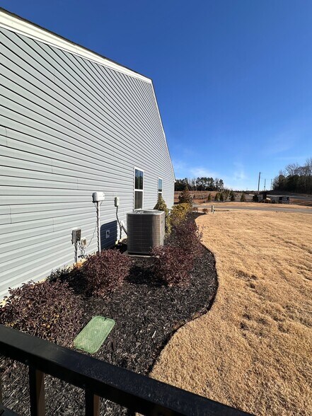 Building Photo - 203 Maggys Wy