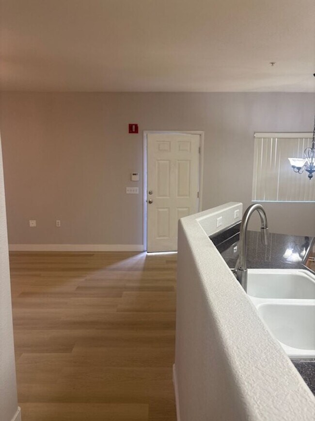 Building Photo - Downstairs unit with 3 bedroom and with two baths