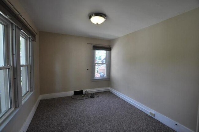 Building Photo - 921 Sylvan Ave