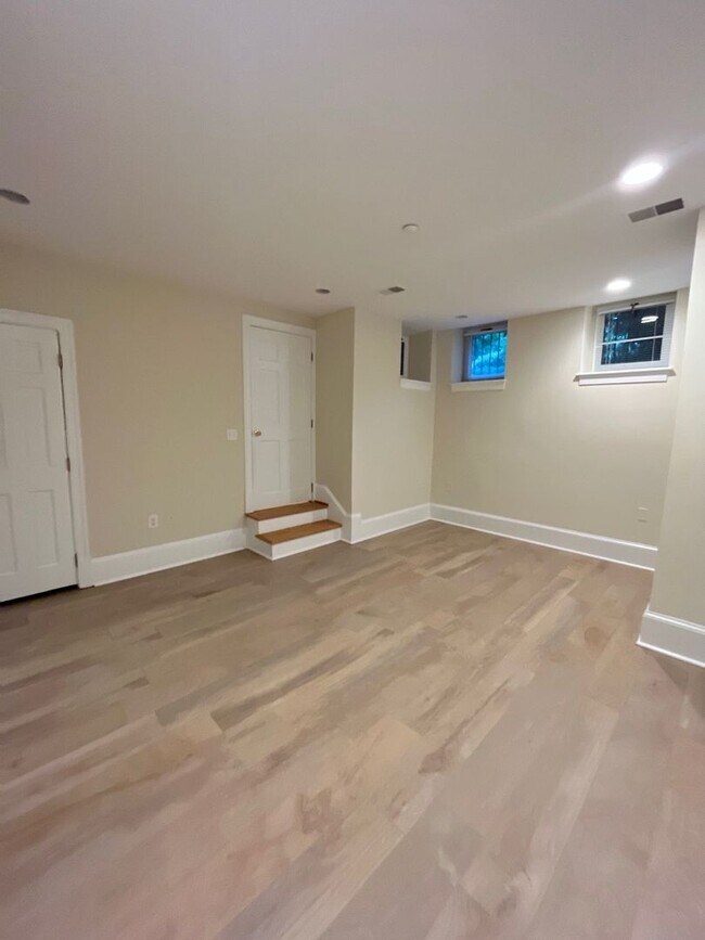 Building Photo - Updated 2 Bed / 2 Bath English Basement Condo in Dupont Circle