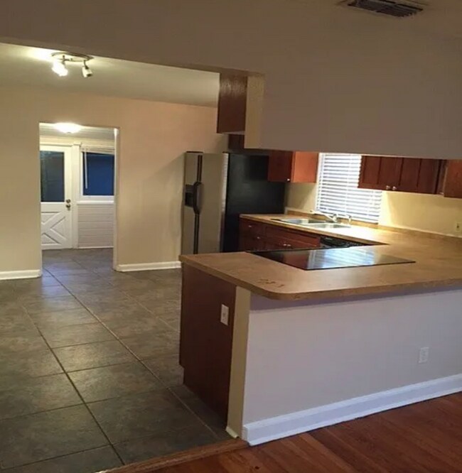 Building Photo - 1010 N Fern Creek Ave