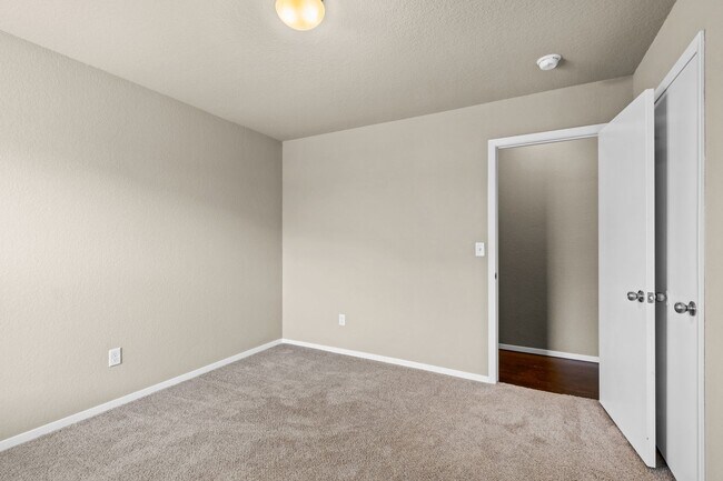 Building Photo - Beautiful and Spacious Home!