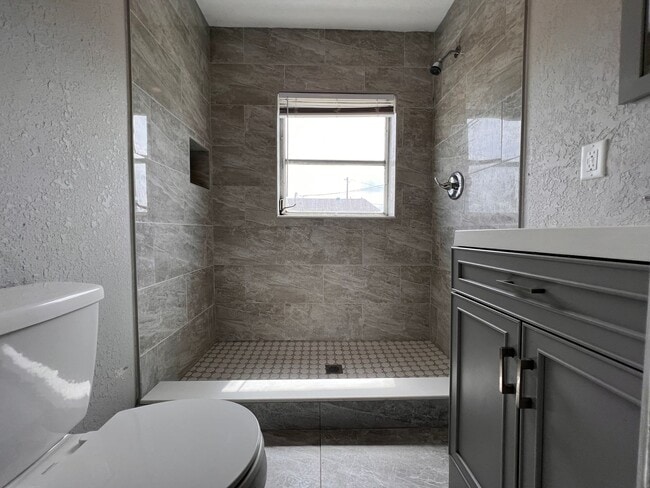 Building Photo - 718 W 7th St