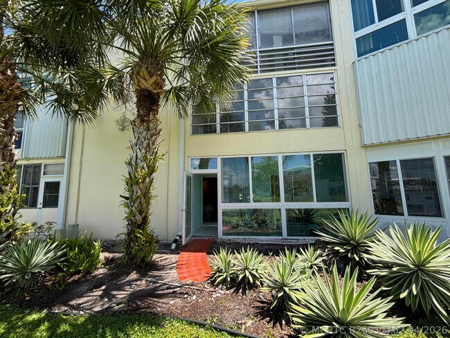 Building Photo - 105 E Wellington Dr