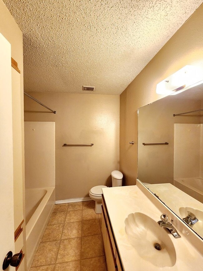 Building Photo - Affordable duplex in convenient location!