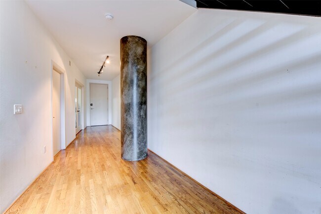 Building Photo - 1005 S Shepherd Dr