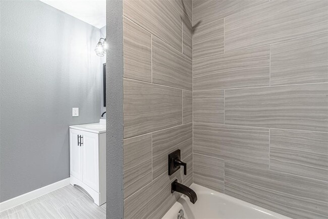 Building Photo - 9403 Bollingbrook Dr