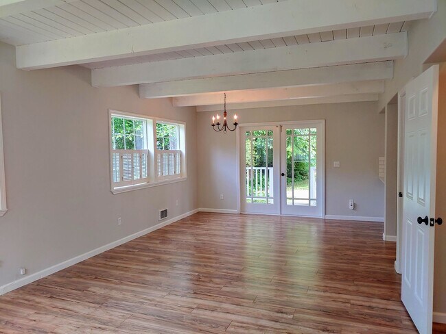 Building Photo - Spectacular Home with Lake Access!