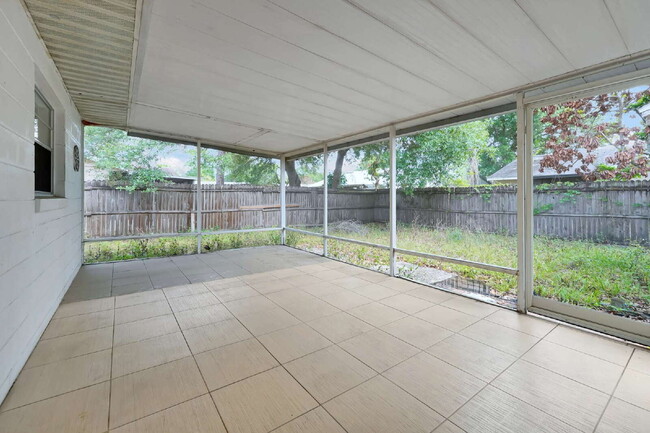 Building Photo - "Charming 2-Bed, 2-Bath Townhouse Retreat in Orlando's Heart - 1010 Sq Ft of Comfort!"