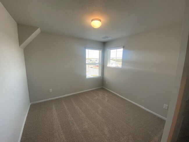 Building Photo - Brand New 4 Bed 2.5 Bath House with Large ...