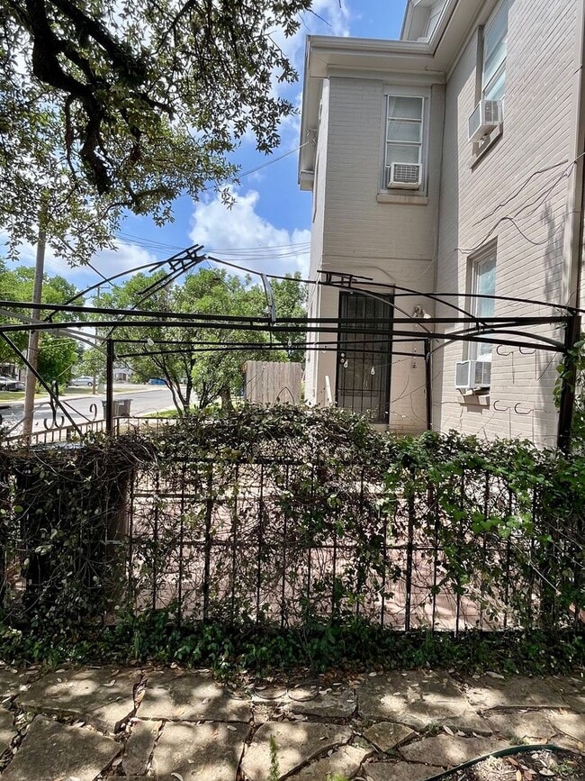 Building Photo - Move In Special! *LOCATION* Fabulous 1/1 with extra space ONE BLOCK off the St Mary's strip and c...