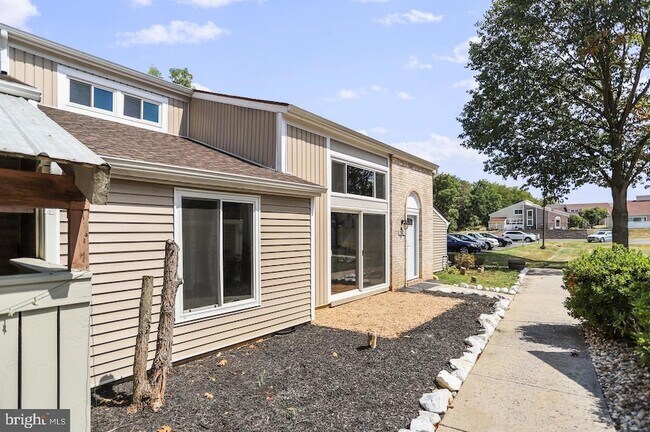 Building Photo - 1523 Kensington Dr