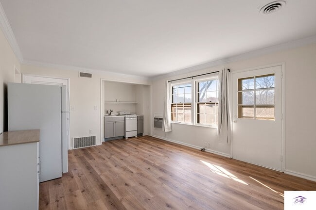 Building Photo - AVAILABLE NOW!