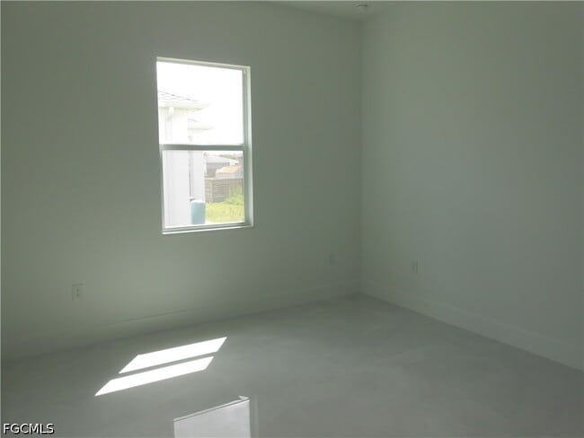 Building Photo - 320 Poplar St