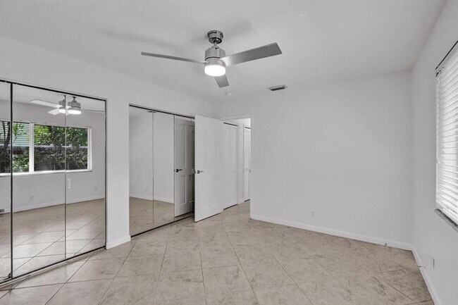Building Photo - 1418 NE 56th Ct