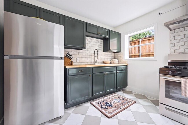 Building Photo - 1706 Palma Plaza