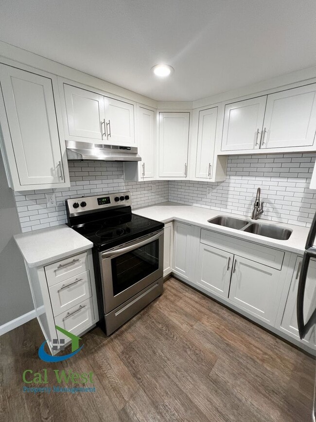 Building Photo - $2695 Remodeled 2 Bed/1 Bath Upstairs Unit