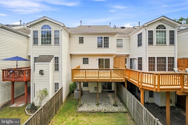Building Photo - 25251 Dunvegan Square