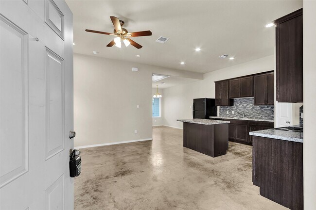Building Photo - 15841 Beechnut Dr