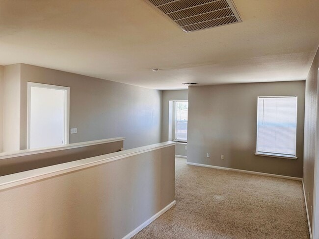 Building Photo - Full Bedroom and Bathroom Downstairs
