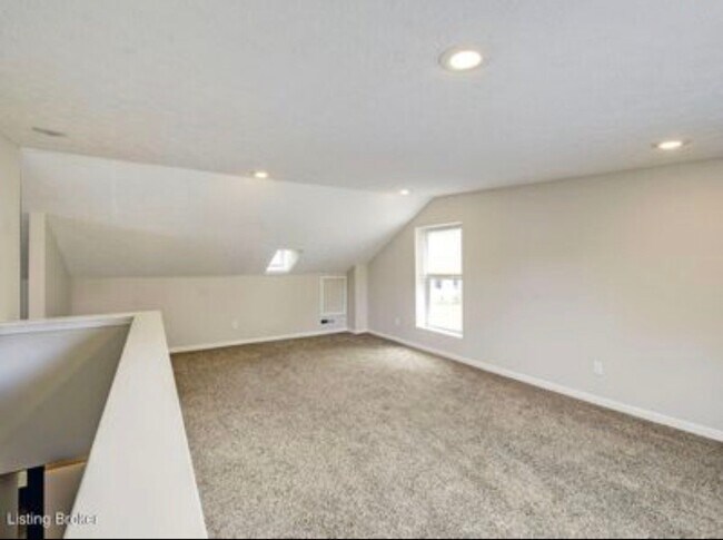 Building Photo - 644 Ervay Ave