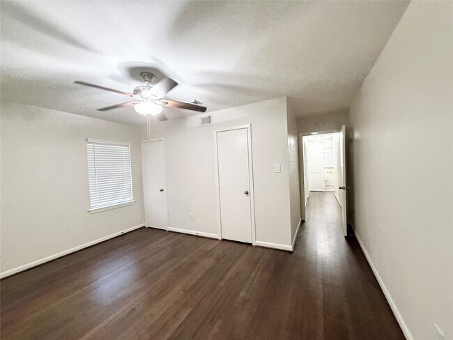 Building Photo - 523 Wisteria St