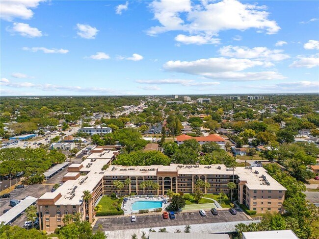 Building Photo - 2525 W Bay Dr