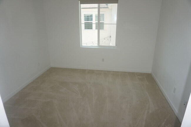 Building Photo - Stunning 4 Bedroom 3 Bath Plus Loft Home i...