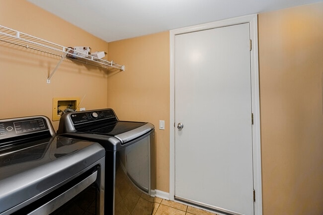 Building Photo - 1371 Braymore Cir E