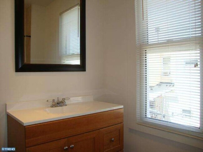 Building Photo - Recently Renovated 2-Bedroom Home for Rent in South Philadelphia