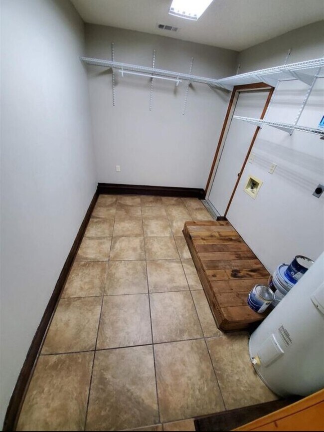 Building Photo - 8826 Minnow Creek Dr