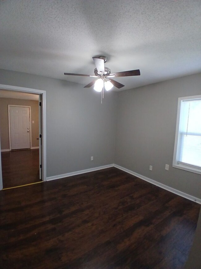 Building Photo - Newly Renovated 2 bedroom 1 bathroom - OPE...