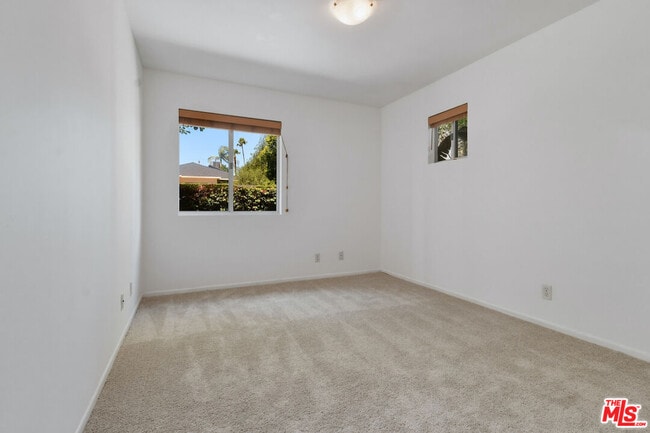 Building Photo - 656 Angelus Pl